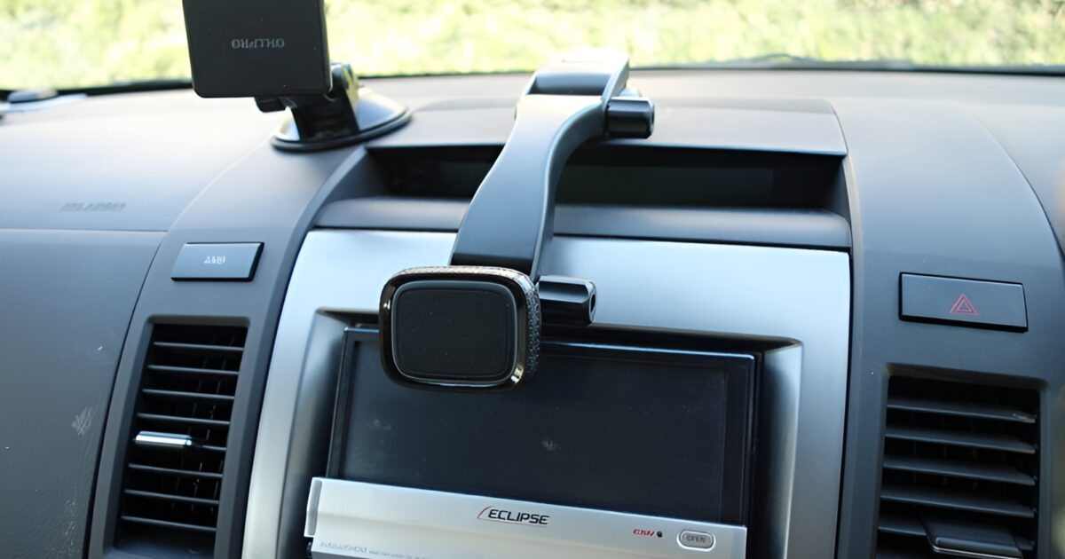 車のダッシュボードにタブレットホルダーを設置