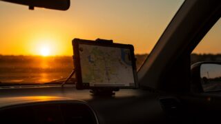 夕日を背景にナビアプリを表示する車載タブレットホルダー
