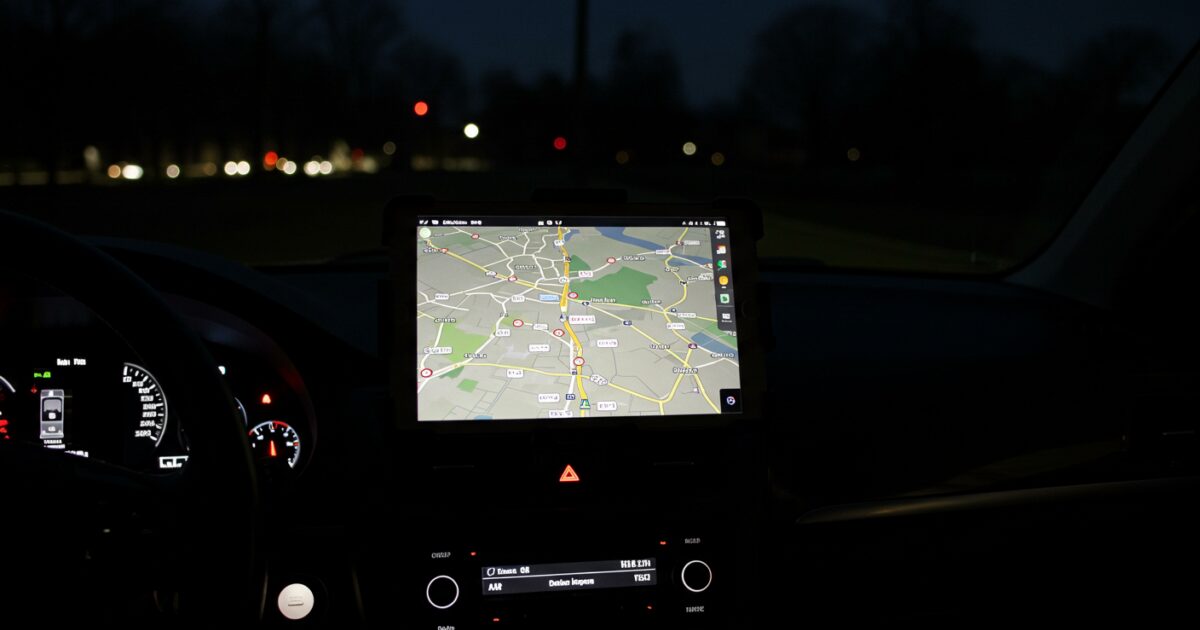 暗闇の中でナビを表示する車載タブレットホルダー