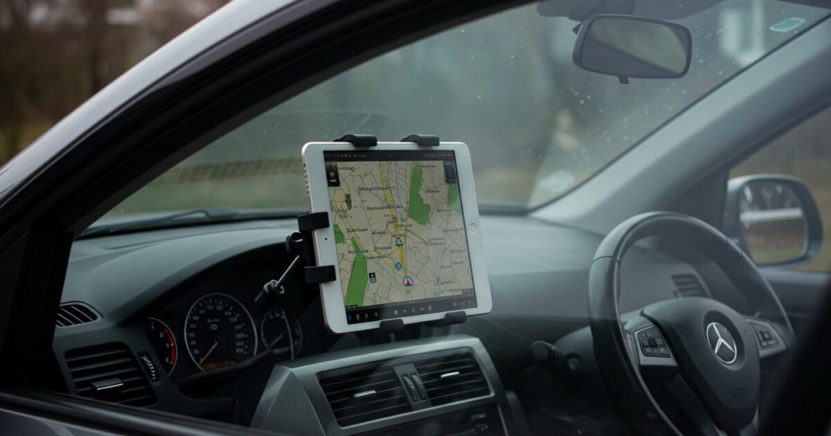車内に設置されたホルダーに固定されたナビ表示中のタブレット