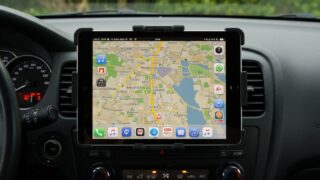 正面から見たカーナビアプリを表示するダッシュボードタブレット