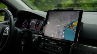 地図アプリを表示した大型タブレットを固定する車載ホルダー