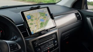 車内ダッシュボードに取り付けられたナビゲーション用タブレット