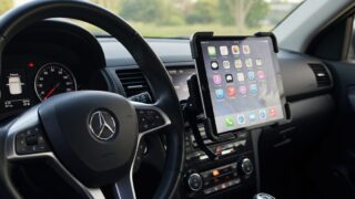 ステアリング横に設置されたタブレットを保持する車載ホルダー