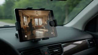 動画を再生中のタブレットを保持する車載ホルダー