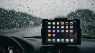 雨の日にフロントガラスに固定されたタブレットホルダー