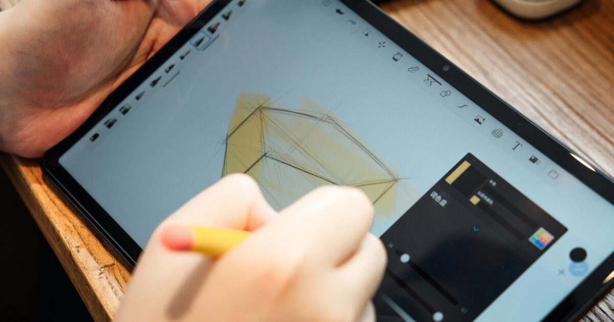 タブレットでスケッチする手元のアップ