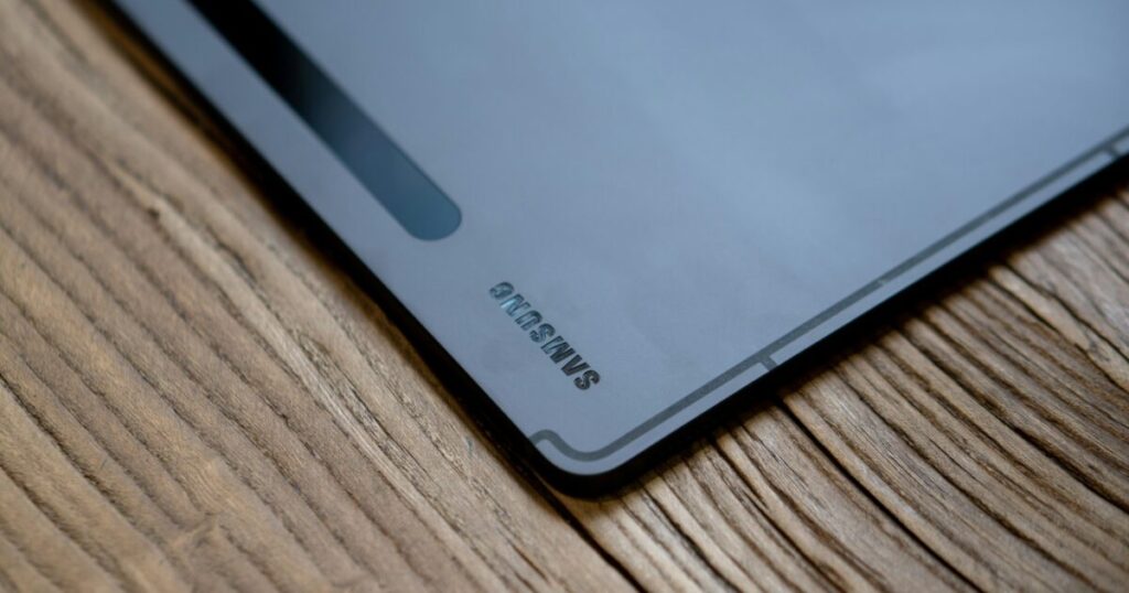 木製テーブルに置かれたサムスンのタブレット背面のクローズアップ