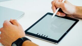 スタイラスペンでノートを取る手元とタブレット