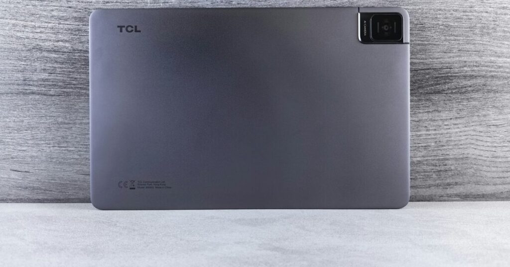 TCLブランドのタブレット背面とカメラモジュールのクローズアップ