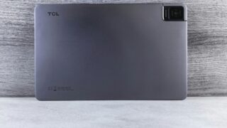 TCLブランドのタブレット背面とカメラモジュールのクローズアップ