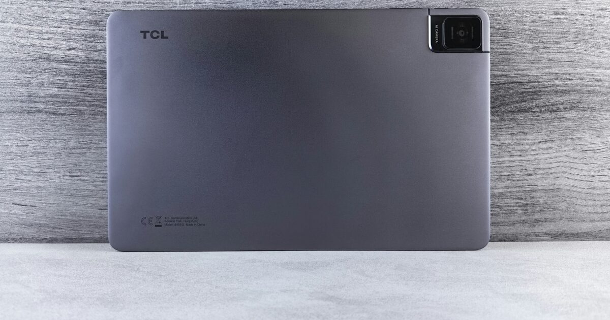 TCLブランドのタブレット背面とカメラモジュールのクローズアップ