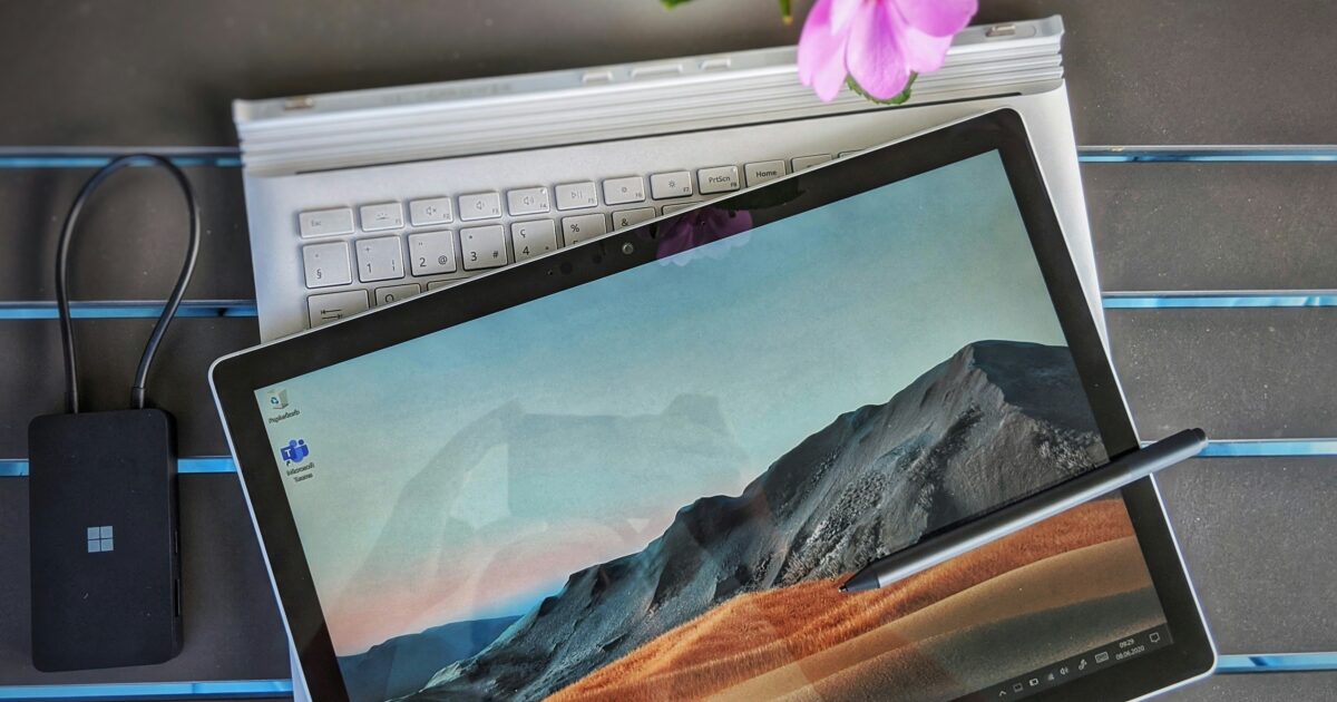 Windowsタブレットとキーボードが置かれた屋外デスクトップ