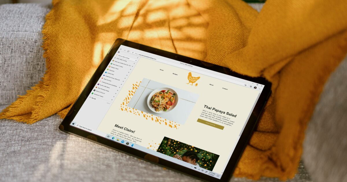 ソファの上でレシピサイトを表示したタブレットとブランケット