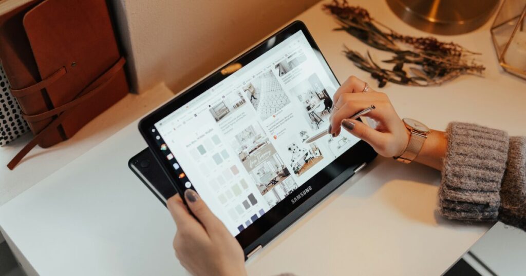 デスクでインテリア画像を閲覧するサムスンのタブレットとスタイラスペン