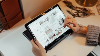デスクでインテリア画像を閲覧するサムスンのタブレットとスタイラスペン