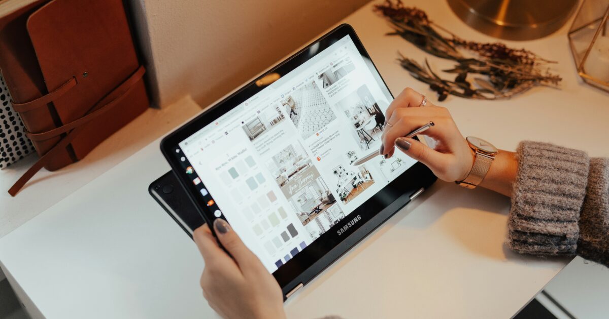 デスクでインテリア画像を閲覧するサムスンのタブレットとスタイラスペン