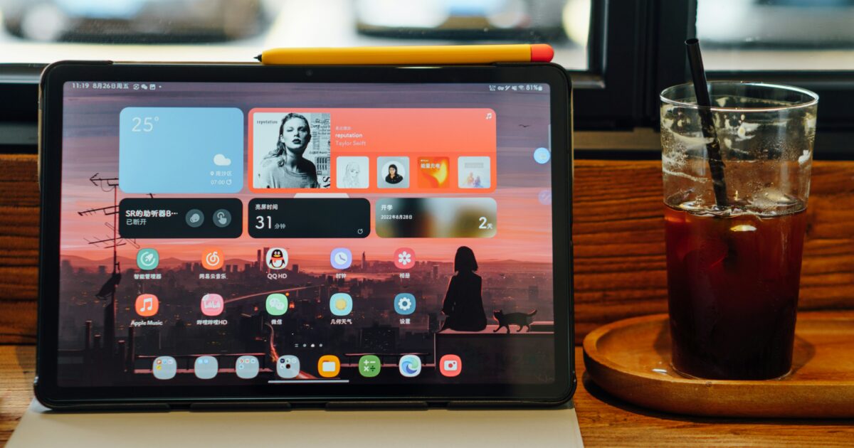カフェでタブレットとアイスコーヒーを置いたデスク
