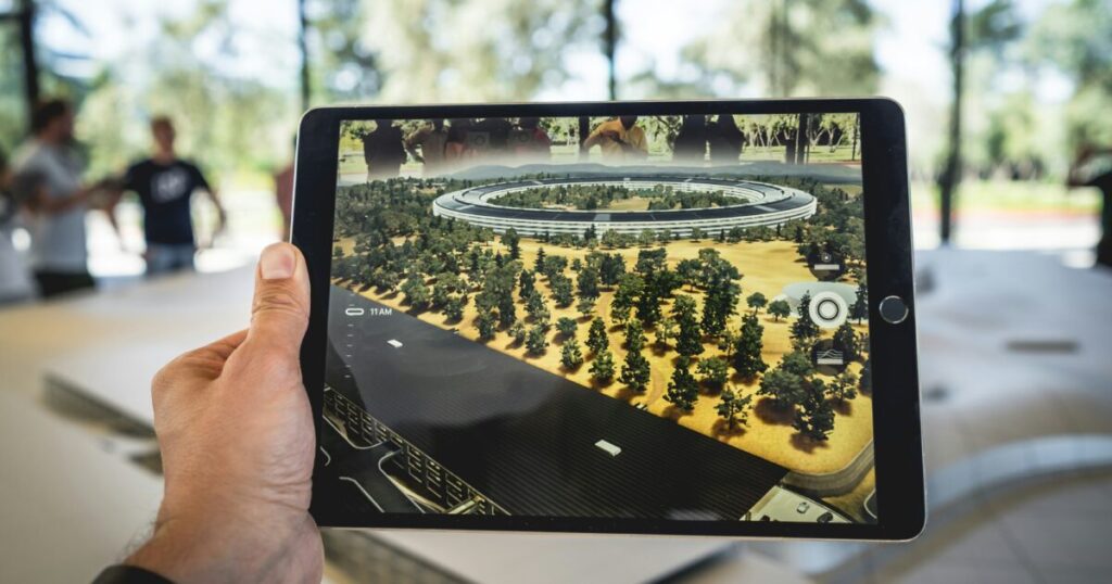 タブレットでAR表示された建物模型のシーン