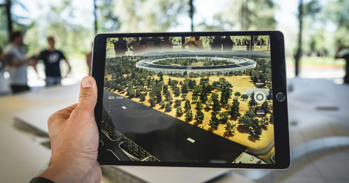 タブレットでAR表示された建物模型のシーン