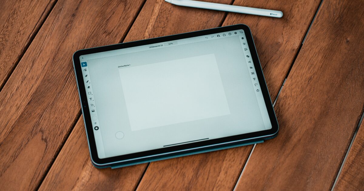 白いスタイラスペンとグラフィックソフトを開いたタブレット