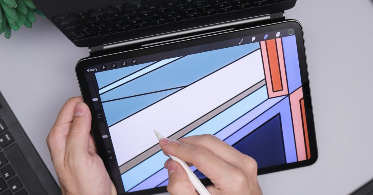 カラフルなデジタルアートを描いているタブレットとスタイラスペン