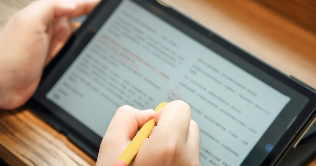 デジタル教材に書き込みをしているタブレットと黄色いスタイラスペン