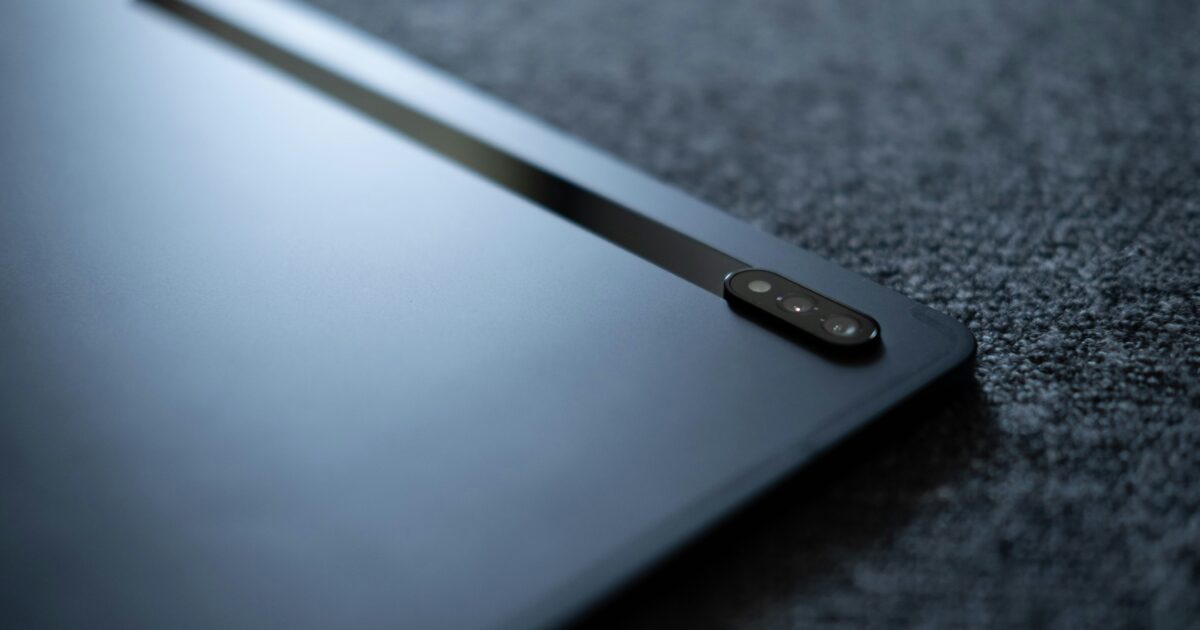 カーペットの上に置かれたデュアルカメラ搭載のタブレット背面