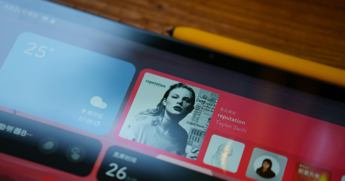 音楽再生アプリを表示したタブレットと黄色いスタイラスペン