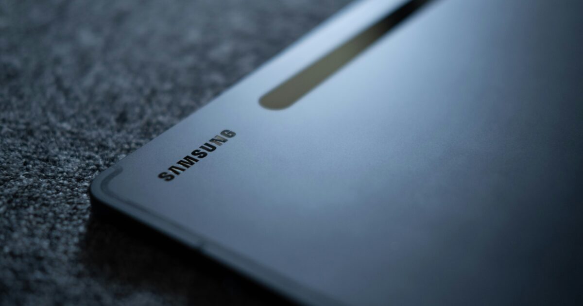 サムスンロゴが入ったタブレットの背面デザイン