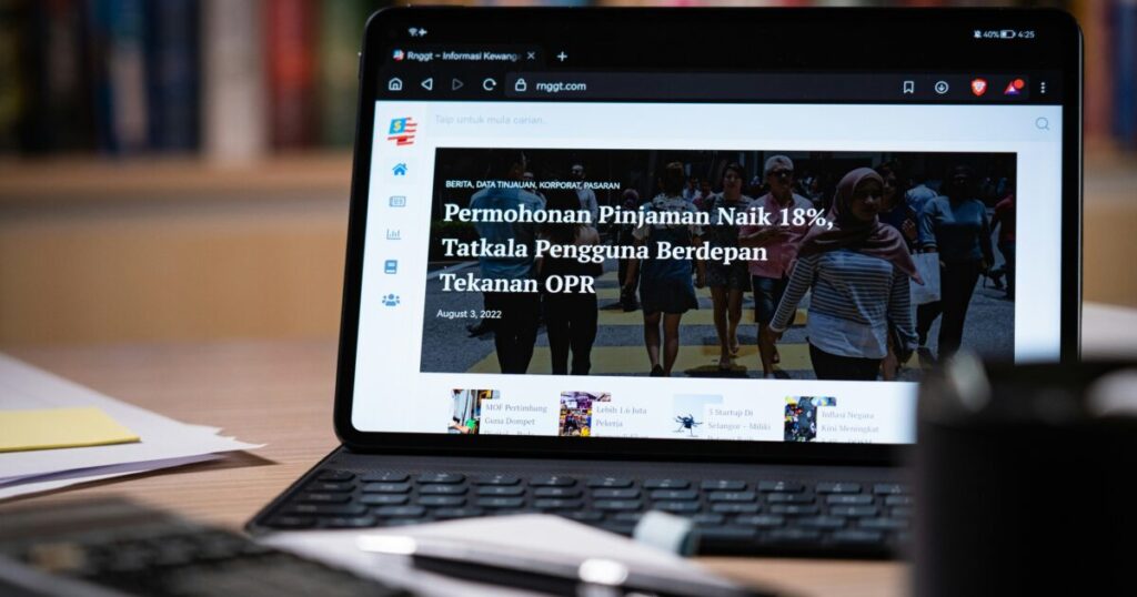 ニュースサイトを表示したタブレットとキーボード付きケース