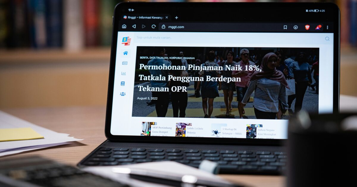 ニュースサイトを表示したタブレットとキーボード付きケース