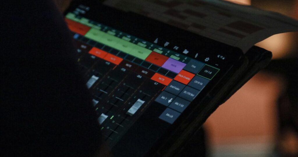 タブレットでミキシングソフトを操作する様子