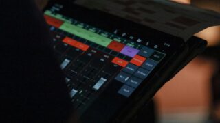 タブレットでミキシングソフトを操作する様子