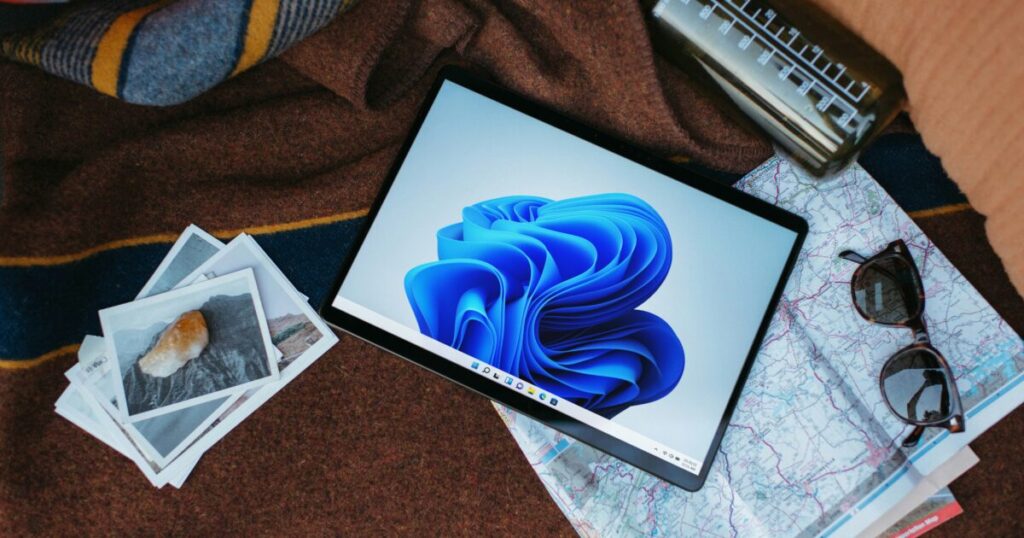 ブランケットの上に地図と一緒に置かれたWindowsタブレット