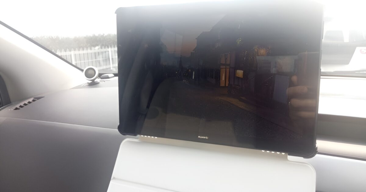 太陽光に反射した車に取り付けたタブレット画面